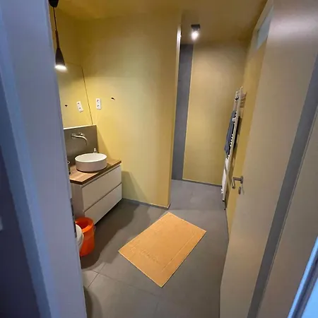 Modern Garden Retreat With Style, Comfort And Excellent Public Transport Apartment